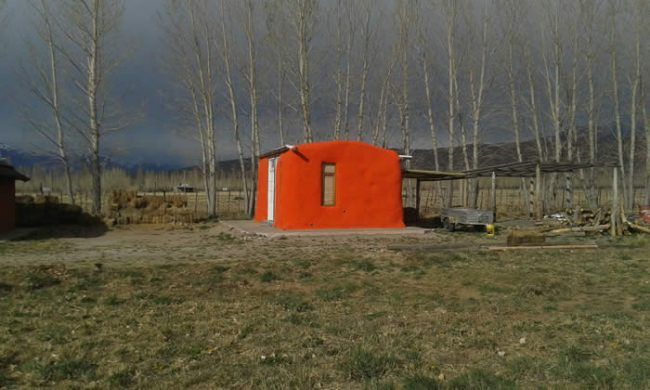 casa con fardos de paja alfalfa